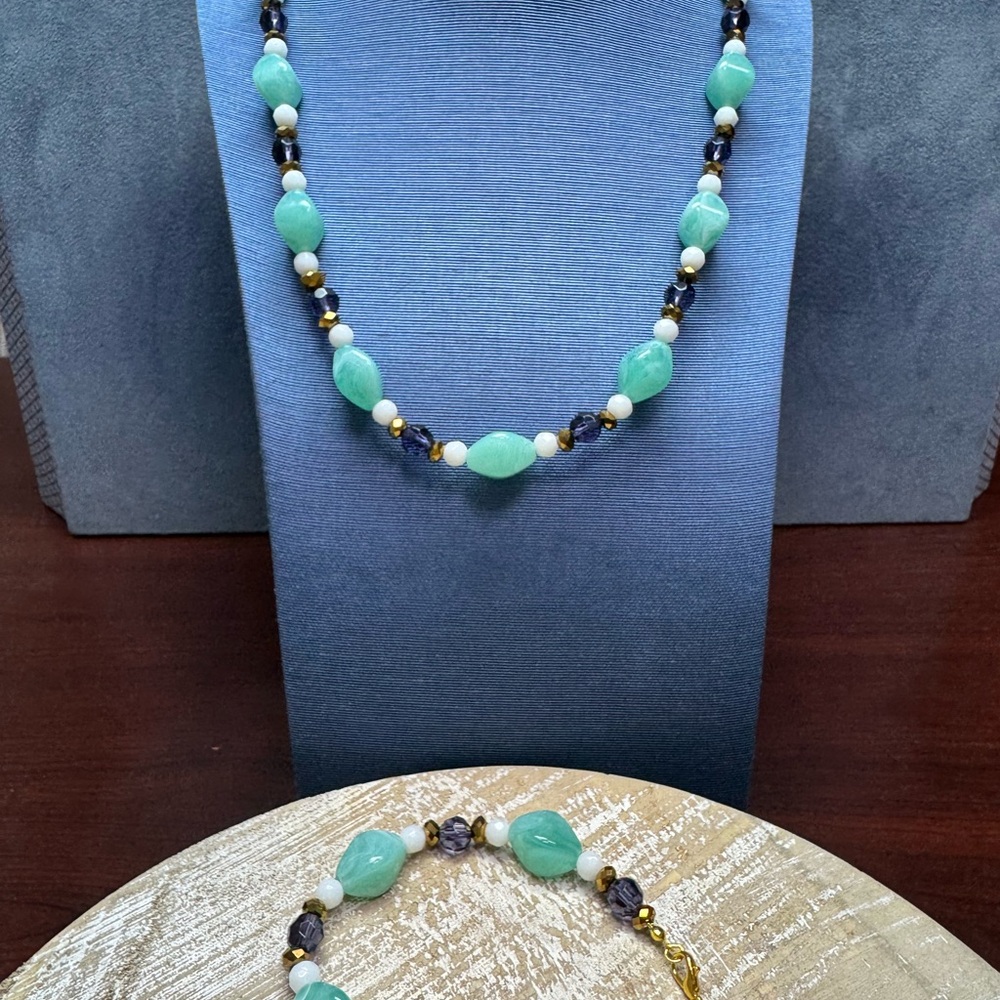 NWT Elegant Green and Gold Beaded Necklace and Bracelet Set